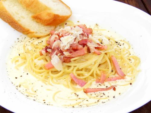 丸ごとバルミジャーノを使ったチーズパスタ